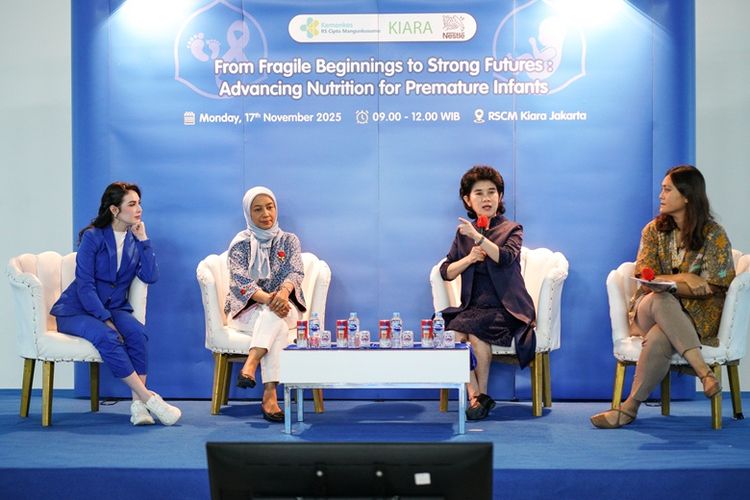 Seminar nasional From Fragile Beginnings to Strong Futures Advancing Nutrition for Premature Infants digelar secara hybrid untuk meningkatkan kapasitas tenaga kesehatan dalam merawat bayi prematur dan BBLR. Acara ini menghadirkan Spesialis Anak dan Neonatologi RSCM Prof Dr dr Rinawati Rohsiswatmo, SpA, SubspNeo (kedua kanan) dan Ahli Tumbuh Kembang Pediatri RSCM Dr dr Bernie Endyarni Medise, SpA (K), MPH (kedua kiri) yang membahas pentingnya perawatan dan gizi optimal sejak hari pertama kehidupan. Arumi Bachsin, aktris sekaligus ibu, turut berbagi pengalaman sebagai ibu dari bayi prematur dengan harapan dapat memberi semangat bagi orangtua lainnya
