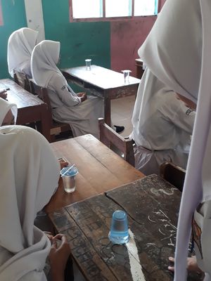 Cegah stunting, siswi MTS Ma'arif Sidaraja, Sumedang, Jawa Barat minum tablet tambah darah bersama-sama di sekolah.
