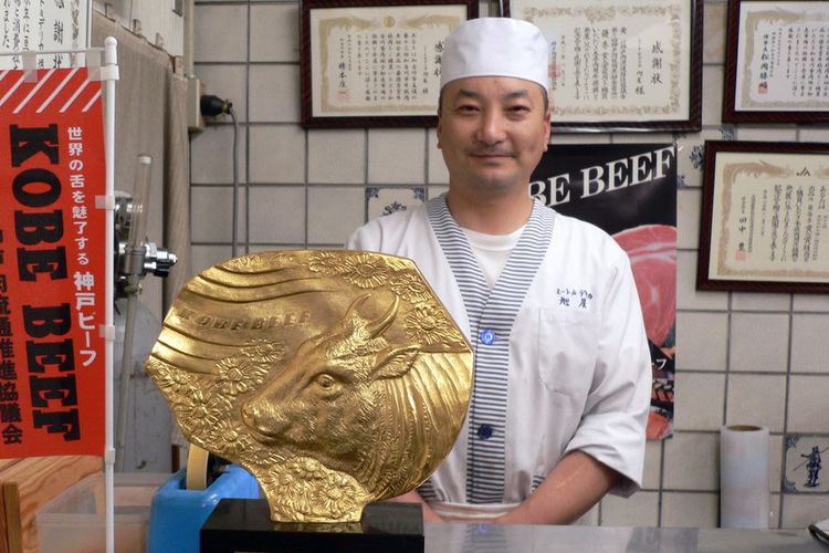 Butcher atau chef di Asahiya, toko daging yang menjual kroket dengan waiting list hingga 43 tahun.