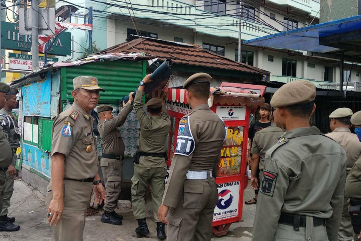 Penertiban trotoar oleh satpol PP Jatinegara, Jakart Timur