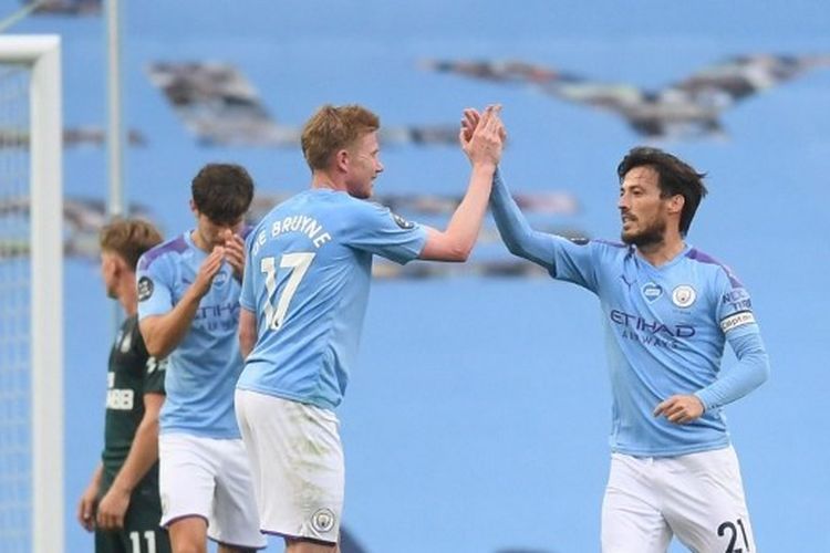 Kevin De Bruyne dan David Silva merayakan gol Manchester City ke gawang Newcastle United pada laga pekan ke-34 Liga Inggris yang digelar di Stadion Etihad, Rabu (9/7/2020).