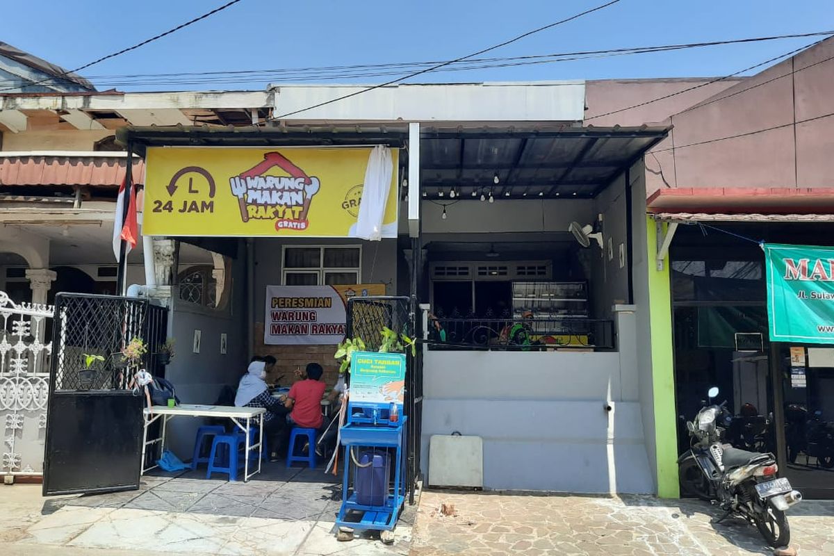 Warung Makan Rakyat yang diinisiasi Sekolah Relawan di Perumnas Utara, Beji, Depok, Jawa Barat buka 24 jam dan menyediakan 1.000 porsi menu gratis setiap harinya bagi kalangan prasejahtera.