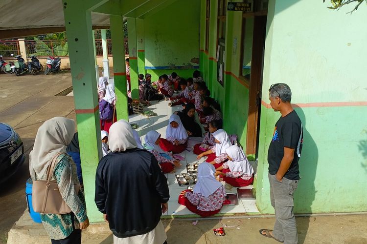 12 Siswa SD Legok Hayam Bandung Diduga Keracunan Makanan Program MBG