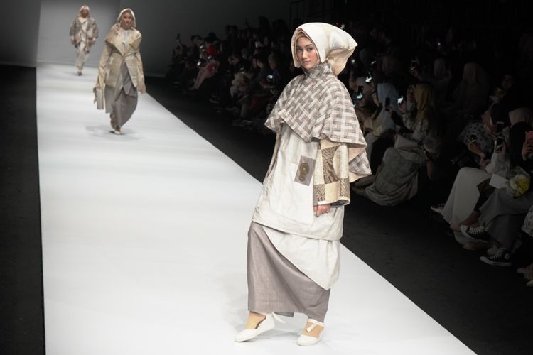 Koleksi busana rancangan desainer Lala Hanafi yang bertajuk Duichen di gelaran Jakarta Fashion Week 2020, Sabtu (26/10/2019).