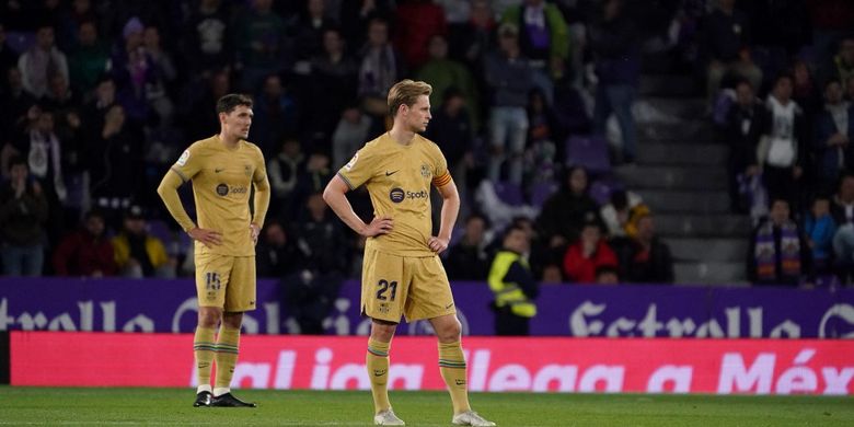 Frenkie de Jong dan Andreas Christensen dalam pertandingan Real Valladolid vs Barcelona pada pekan ke-36 Liga Spanyol 2022-2023 di Stadion Jose Zorilla, Rabu (24/5/2023) dini hari WIB. Barcelona kalah 1-3 dari Real Valladolid. (Photo by CESAR MANSO / AFP)