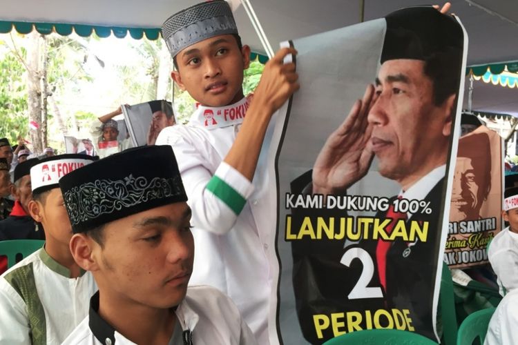 Ratusan santri sari sejumlah pondok pesantren di wilayah tapal kuda, mengikrarkan dukungan kepada Joko Widodo (Jokowi) untuk maju kembali dalam Pemilu Presiden 2019, Jumat (03/08/2018).