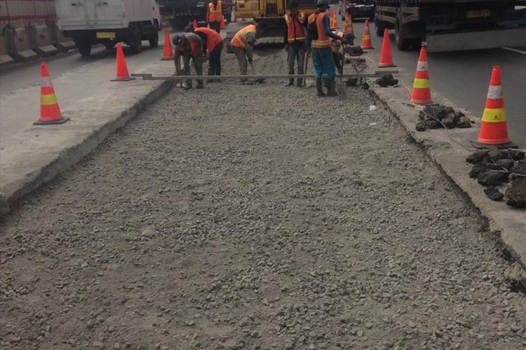 Perbaikan di ruas Tol Jakarta-Cikampek arah Jakarta tepatnya di KM 37+635 hingga KM 37+510 lajur 1.