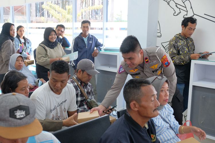 Satlantas Polres Malang memberikan makan siang gratis kepada pemohon SIM akibat layanan SIM terganggu, Senin (26/2/2024).