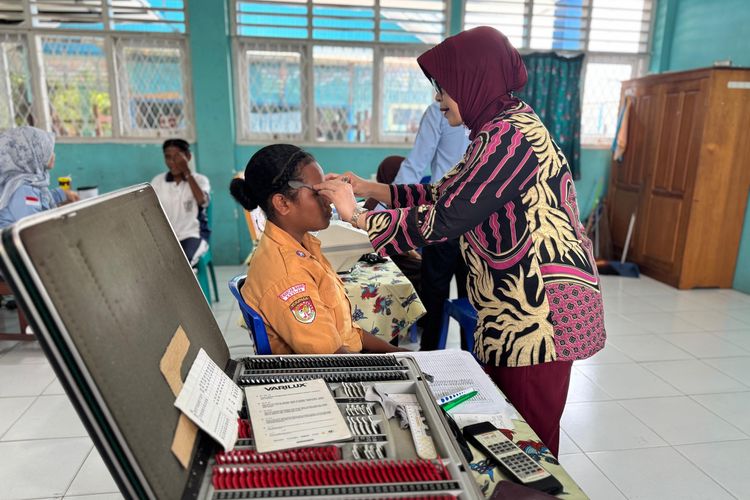 dr. Sri Wahyuti, Sp.M melakukan pemeriksaan mata kepada seorang siswa SMPN 4 Nabire, pada kegiatan Edukasi dan Pemeriksaan Mata Pelajar pada 5-8 Agustus 2025.