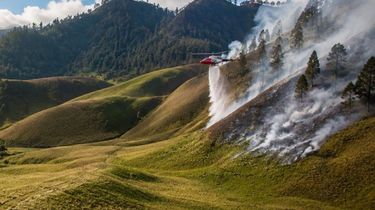 Kebakaran di Gunung Semeru Meluas 7 Titik, 2 Helikopter Water Bombing Dikerahkan