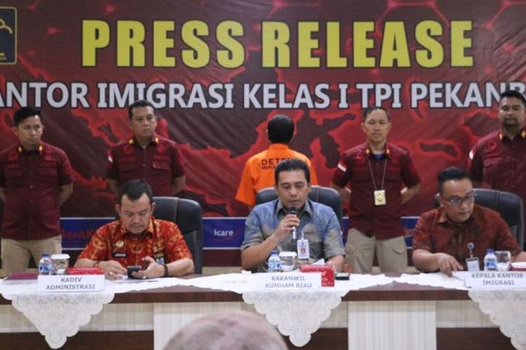 Kepala Kantor Wilayah Kemenkumham Riau Budi Argap Situngkir saat jumpa pers penyerahan WNA asal Malaysia yang masuk ke Indonesia secara ilegal, di Pekanbaru, Kamis (2/5/2024). 
