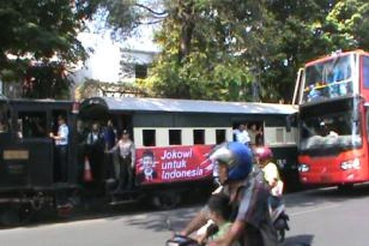 Kirab kereta uap dan bis tingkat di Solo saat pelantikan Jokowi dan Jusuf Kalla, Senin (20/10/2014).