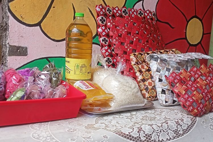 Bank Sampah Bebep yang berada di Gang Situsaeur Timur, Kelurahan Situsaeur, Kota Bandung yang berdiri tahun 2020 berhasil mengatasi persoalan sampah dilingkungan masyarakat. Tak hanya itu, kehadiran Bank Sampah Bebep juga berhasil membangun kesadaran warga terkait sampah.