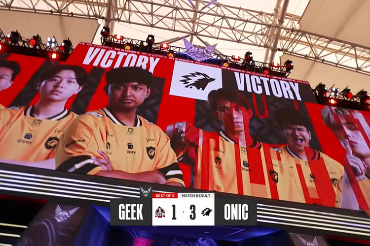 Onic Esports yang memenangkan pertandingan melawan Geek Fam di Playoff MPL S15.
