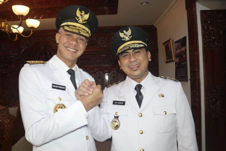 Ganjar Pranowo dan Taj Yasin menegakan seragam dinas sebelum pelantikan Rabu (5/9/2018)