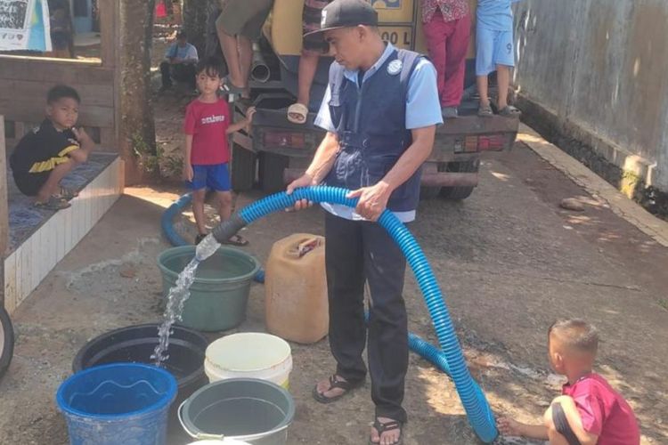 Kekeringan Melanda Garut, PDAM Salurkan Bantuan Air Bersih ke Dua Kecamatan