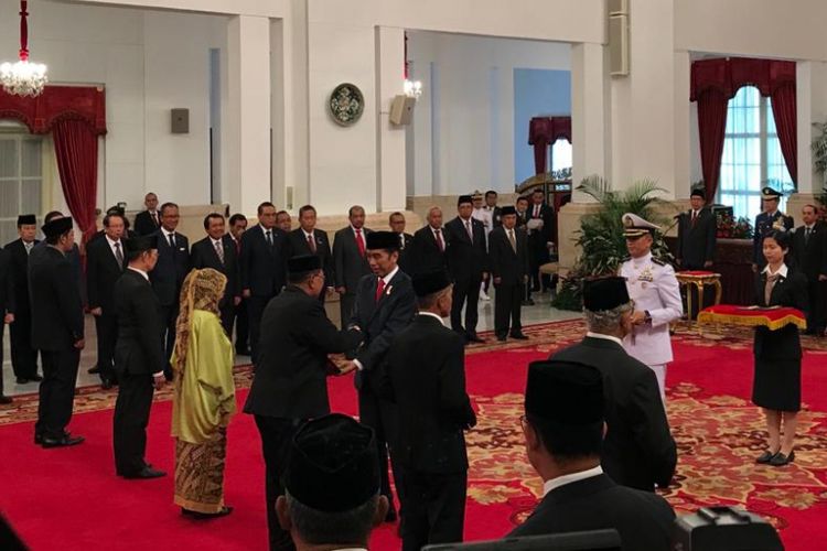 Presiden Joko Widodo saat memberikan gelar pahlawan nasional kepada ahli waris 6 orang tokoh bangsa di Istana Negara Jakarta, Kamis (8/11/2018).