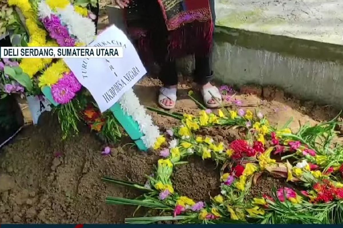 Makam RSS (14), siswa SMP negeri di Kecamatan Sinembah Tanjung Muda (STM) Hilir, Kabupaten Deli Serdang, Sumatera Utara. RSS meninggal pada Kamis (26/9/2024) diduga akibat dihukum squat jump 100 kali oleh gurunya.