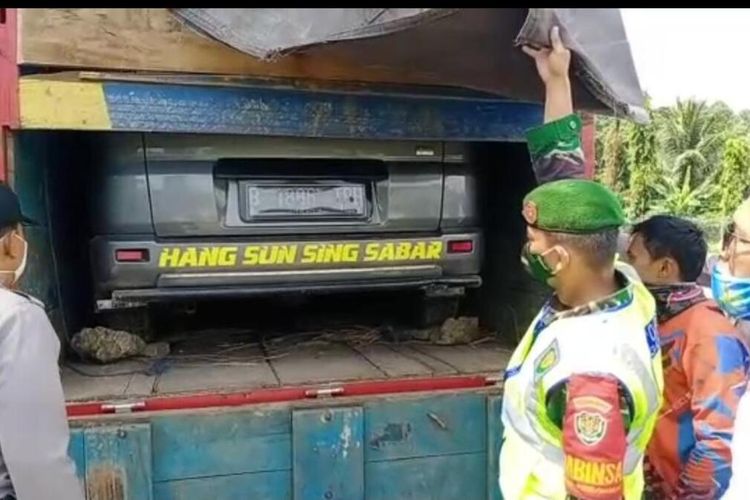 Petugas di Cek Poin Pelabuhan Merak menggagalkan aksi mudik sepasang suami istri yang menyembunyikan mobil pribadinya di atas truk, Minggu (3/5/2020)