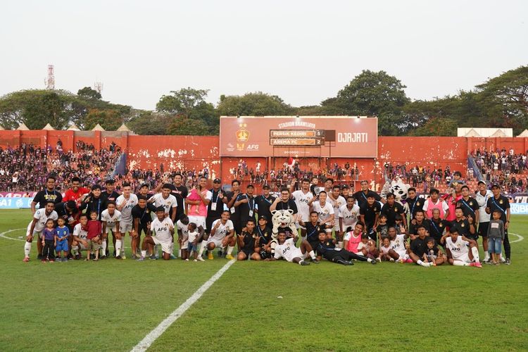 Sejumlah pemain dan suporter Persik Kediri berfoto bersama selepas pertandingan derbi Jawa Timur melawan Arema FC.