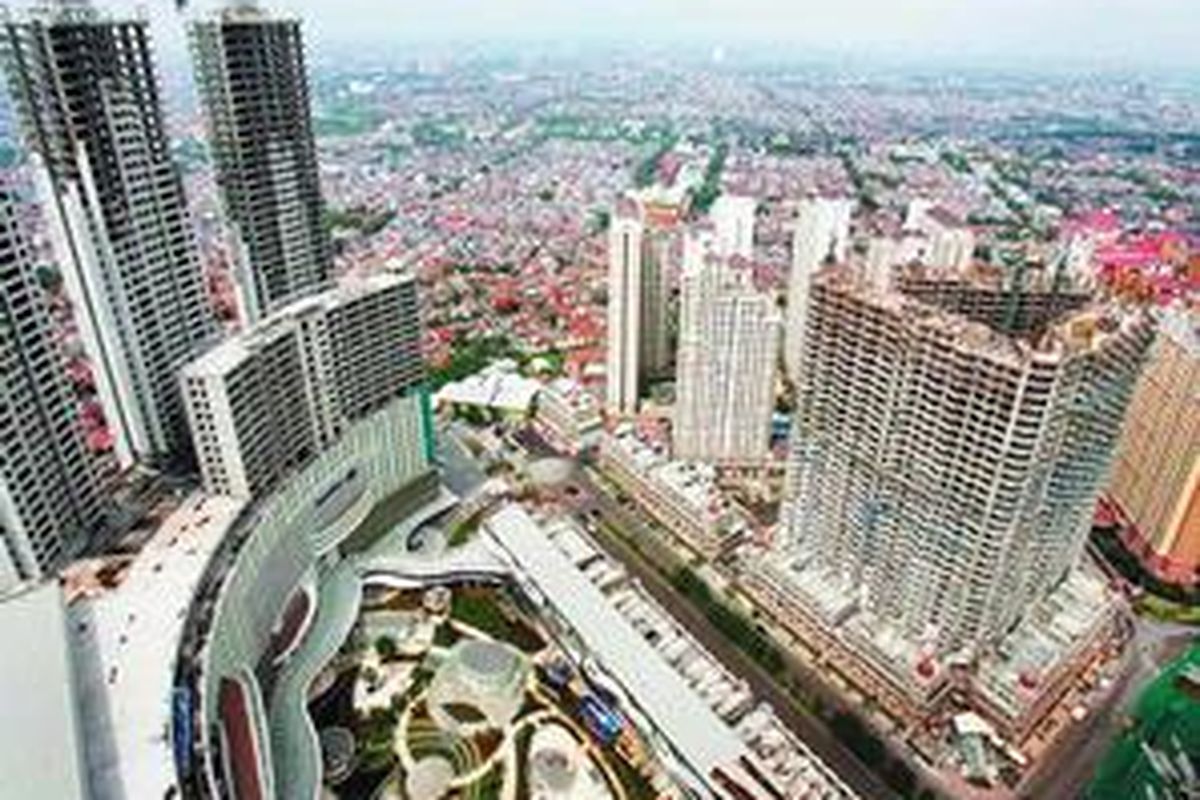 Pembangunan proyek superblok Central Park di kawasan Tomang, Jakarta Barat. Untuk mengatasi kelesuan pasar properti komersial, perlu ada kebijakan dan aturan yang jelas bagi warga negara asing agar bisa memiliki properti di Indonesia.