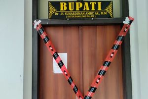 Bupati dan Sekda Kuansing Lolos dari OTT KPK, Ruang Kerja Sudah Disegel