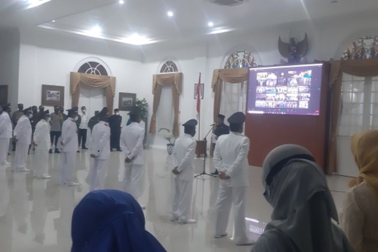 Bupati Sumedang Dony Ahmad Munir melantik 88 kepala desa secara virtual di Gedung Negara Sumedang, Rabu (23/12/2020). AAM AMINULLAH/KOMPAS.com