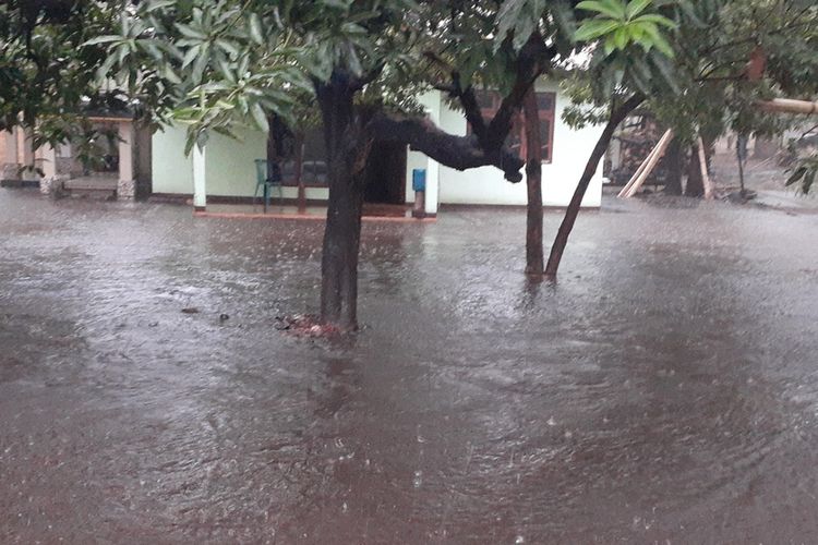 Foto : Banjir bandang merendam puluhan rumah warga, puskesmas, dan gedung sekolah di Desa Egon, Kecamatan Waigete, Kabupaten Sikka, Flores, NTT, Minggu (29/12/2019).