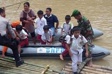 Jembatan Putus, Siswa SD di Lebak Terpaksa Menumpang Perahu Karet