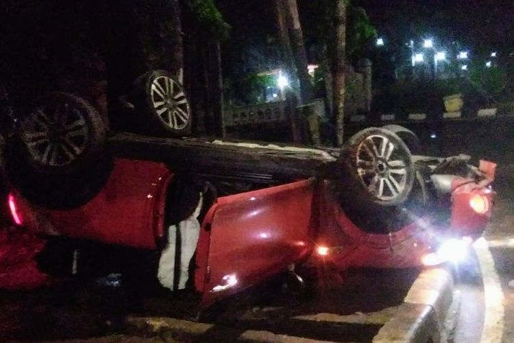 Mobil Mini Cooper terguling di kawasan Jalan Jalan Gading Kirana, Kelapa Gading, Jakarta Utara, Rabu (2/2/2022) dini hari.