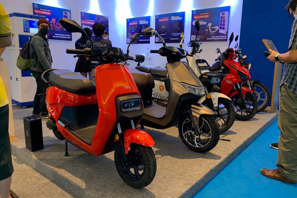 Harga NIU Gova 03 di Oyika lebih murah dari yang dijual oleh Utomocorp. Bisa demikian sebab konsumen hanya membeli motor sedangkan baterainya model sewa ke Oyika.