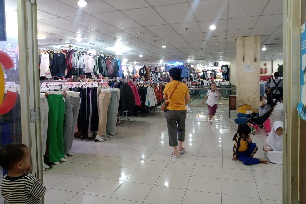 Bertepat di lantai 4 Metro Atom Plaza, Jalan H. Samanhudi, Pasar Baru, Jakarta Pusat, tempat ini menyediakan berbagai macam barang thrifting seperti pakaian, kaos, celana, jaket, hoodie hingga aksesori.