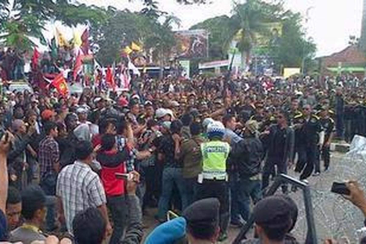 Pendemo dan kepolisian sempat ricuh saat aksi di Jalan Pembangunan, Garut, Selasa siang.