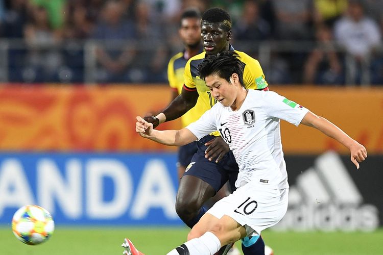 Pemain Korea Selatan Lee Kang-in berebut bola dengan pemain Ekuador Sergio Quintero selama pertandingan sepak bola semifinal Piala Dunia U20 Ekuador melawan Korea Selatan di Lublin, Polandia, pada 11 Juni 2019.