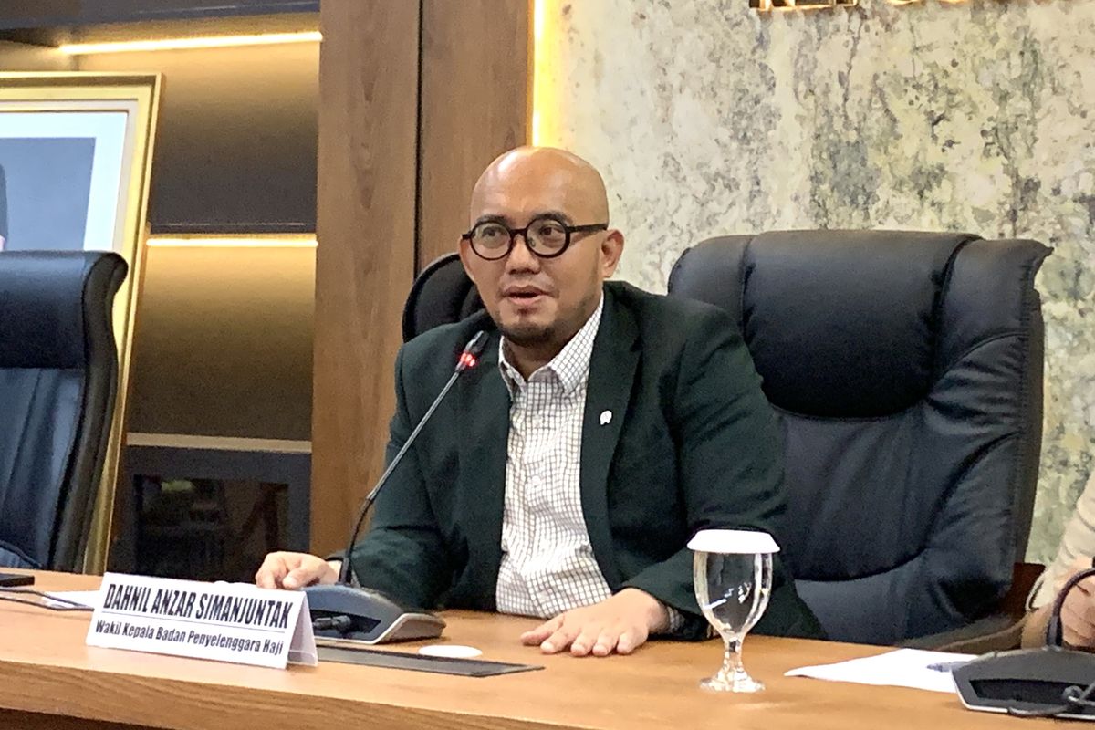 Wakil Kepala Badan Penyelenggara Haji (BP Haji) RI Dahnil Anzar Simanjuntak saat konferensi pers kepulangan jemaah haji 2025, di Kantor BP Haji, Thamrin, Jakarta Pusat, Rabu (11/6/2025) malam.