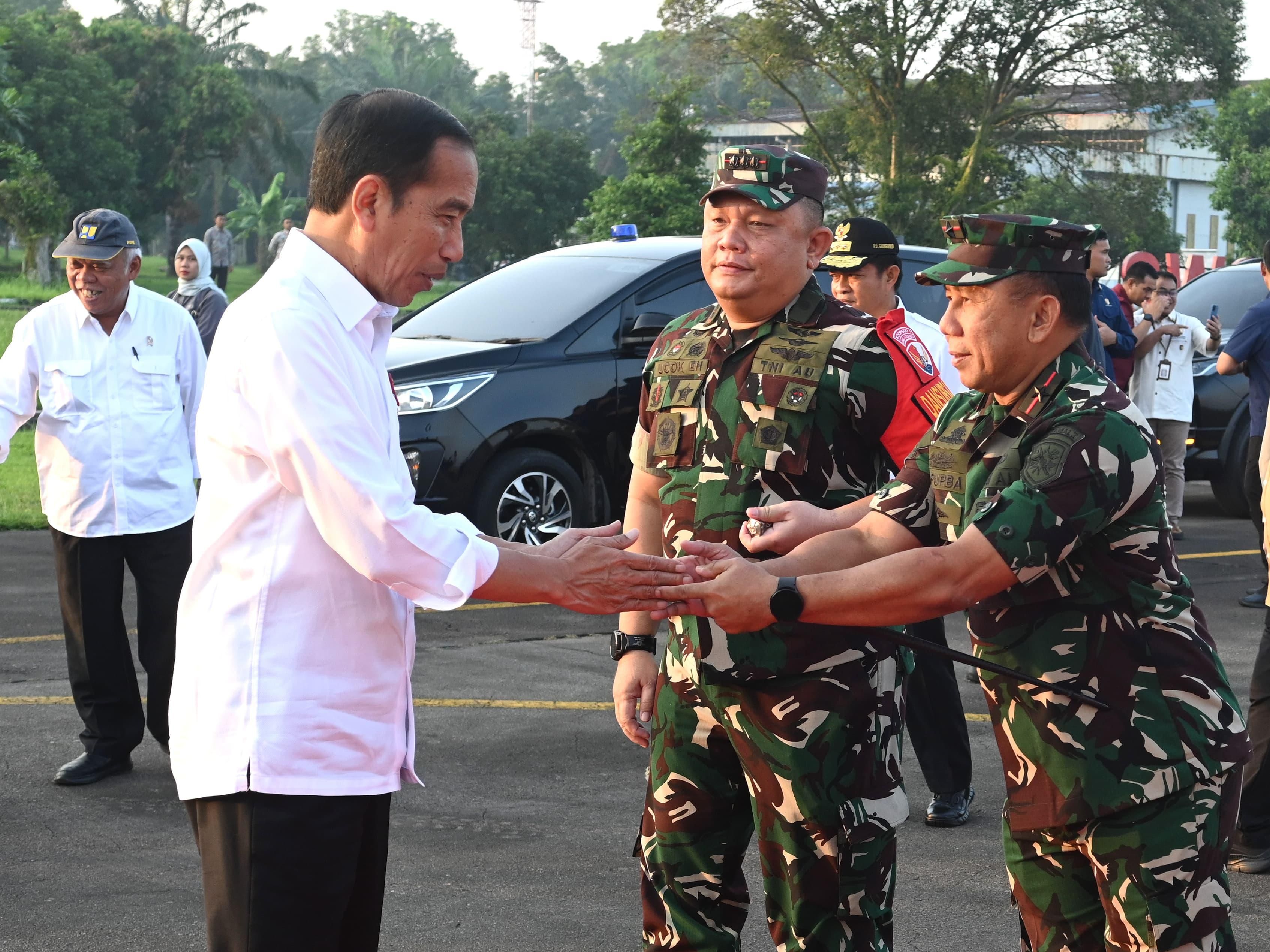 Kunker Hari Kedua, Jokowi Tinjau RSUD hingga Serahkan Bantuan Pangan
