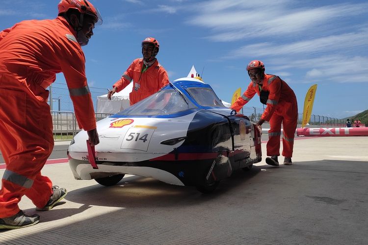 Salah satu tim Sheel Eco Marathon di Mandalika sedang mendorong mobilnya