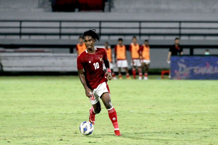 Pemain muda Timnas Indonesia Ronaldo Kwateh saat ujicoba dalam rangka FIFA Matchday melawan Timor Leste yang berakhir dengan skor 4-1 di Stadion Kapten I Wayan Dipta Gianyar, Kamis (27/1/2022) malam.
