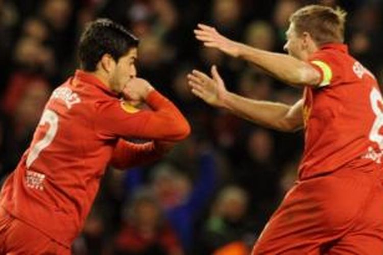 Kapten Liverpool, Steven Gerrard, dan striker Luis Suarez.