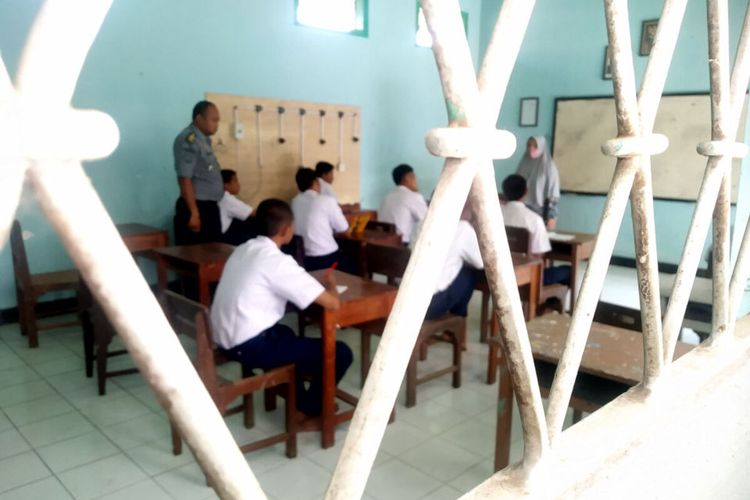 Anak binaan LPKA Kelas I Blitar mengikuti kegiatan belajar di satu ruangan kelas di area LPKA, Senin (28/8/2023)