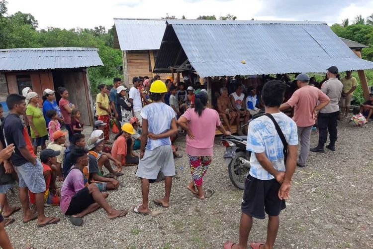 Polisi memberikan pengarahan kepada masyarakat usai yang terlibat bentrok akibat sengketa lahan di Kecamatan Pulau Babar, Kabupaten Maluku Barat Daya, Senin (15/11/2021)