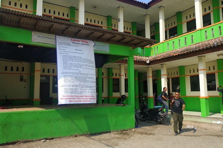 SDN 01 Karang Bahagia di Kabupaten Bekasi terancam disegel akibat sengketa tanah, Jumat (25/10/2019). Pemilik tanah memasang spanduk berisi permintaan pengosongan, dilengkapi bukti-bukti putusan pengadilan.