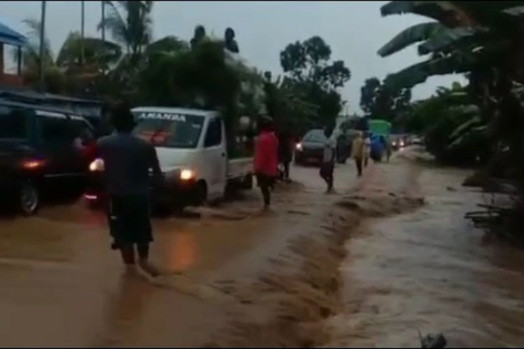 Jalan trans sulawesi sepanjang satu kilometer terendam banjir, akibatnya kendaraan dari dua arah terpaksa mengantri untuk melewati genangan akibat banjir, Kamis (07/07/2022) petang..