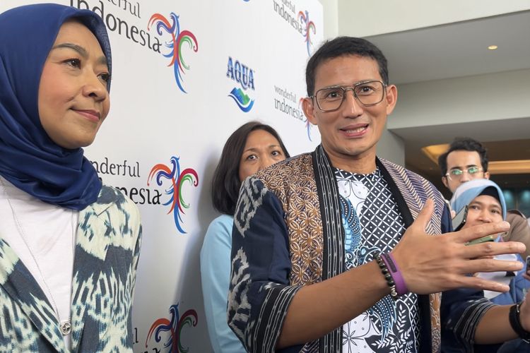 Menparekraf Sandiaga Uno dan VP General Secretary Danone Indonesia, Vera Galuh Sugijanto, berbicara tentang kolaborasi pemerintah dan swasta dalam mengakselerasi pariwisata hijau dan pariwisata regeneratif selanjutnya di Indonesia di Labuan Bajo, Kabupaten Manggarai Barat, Nusa Tenggara Timur, Rabu (29/5/2024).
