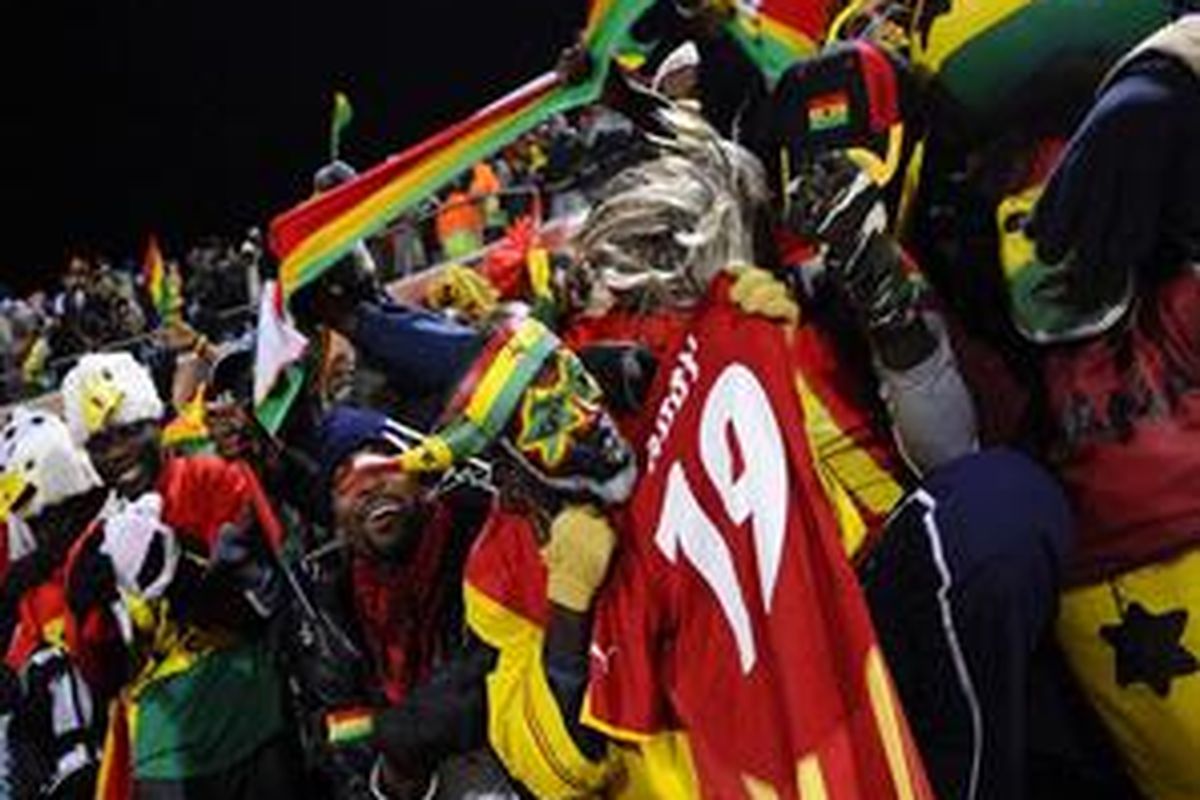 Para suporter Ghana bersukacita karena negaranya lolos ke perempat final Piaal Dunia 2010.