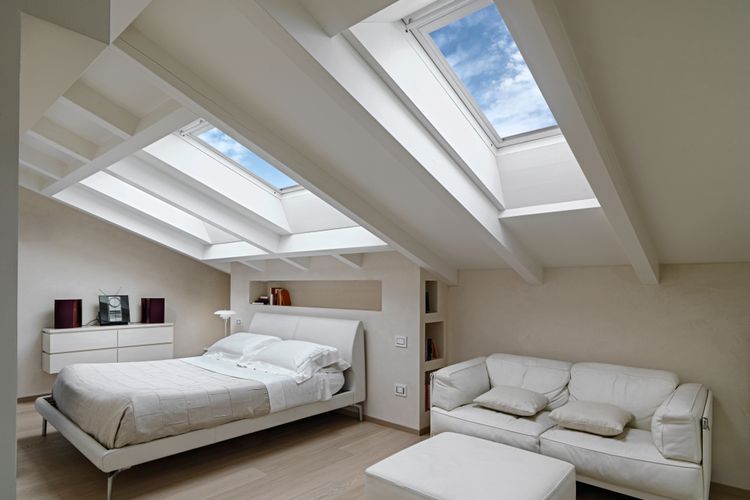 Ilustrasi skylight di kamar tidur.