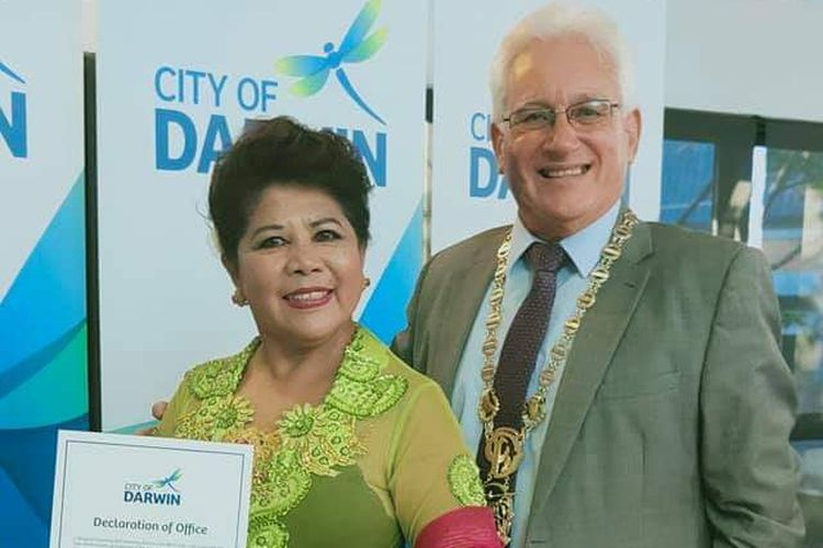 Amye Un, saat berpose bersama Wali Kota Darwin terpilih Kon Vatskalis, usai pelantikan Alderman oleh CEO Darwin City Council Scott Water, di gedung City Council, Senin (20/9/2021)