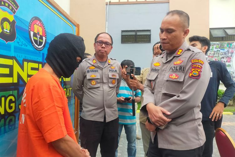 Kapolres Tanjab Barat AKBP Muhammad Arta saat mengintrogasi pelaku pembunuhan terhadap orangtua di Kelurahan Teluk Nilau, Kecamatan Pengabuan, Kabupaten Tanjab Barat, Jambi