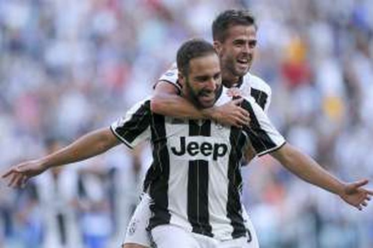 Penyerang Juventus, Gonzalo Higuain (bawah) merayakan gol bersama rekannya, Miralem Pjanic, seusai membobol gawang Sassuolo dalam laga Serie A, di Stadion Juventus, Sabtu (10/9/2016).