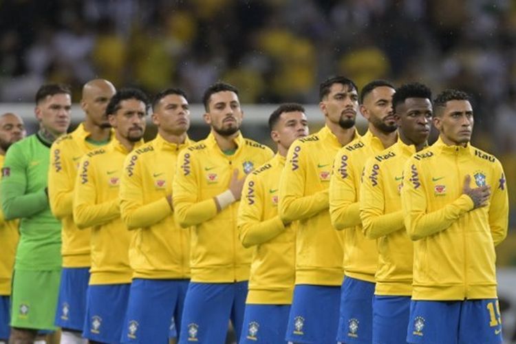 Para pemain timnas Brasil berbaris saat menyanyikan lagu kebangsaan dalam laga kontra Paraguay pada lanjutan Kualifikasi Piala Dunia 2022 Zona Amerika Selatan yang digelar di Stadion Mineirao, Rabu (2/2/2022) pagi WIB. Pada Piala Dunia 2022 Qatar, Brasil masuk Grup G bersama Serbia, Swiss, dan Kamerun.
